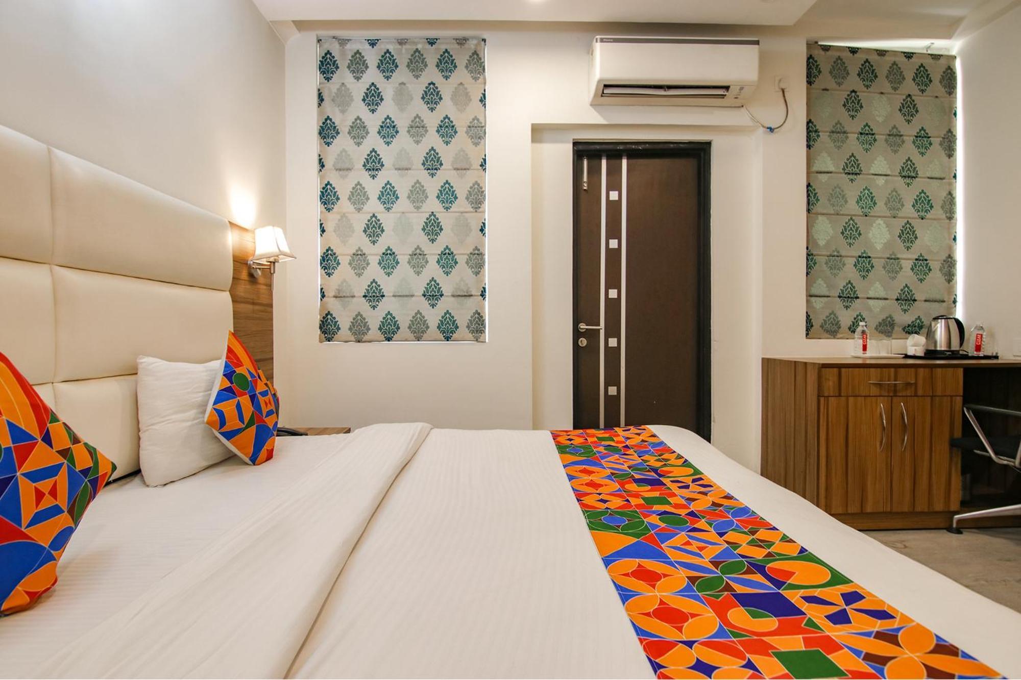 Hotel Leaf 9, Cyber City Near Ambience Mall Gurgaon Dış mekan fotoğraf